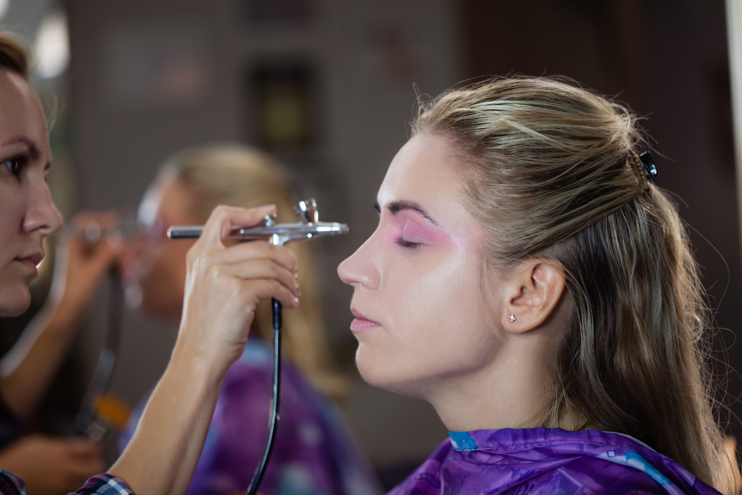 Make up with airbrush air brush makeup